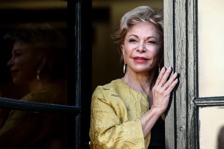 La escritora chilena Isabel Allende recibió este lunes el Premio Internacional de Novel Histórica Barcino, que concede el Ayuntamiento de Barcelona, y que el jurado le otorgó por su implicación con la época que le ha tocado vivir y haber preservado la memoria de su país.