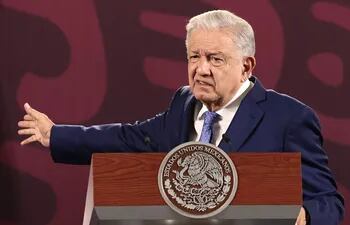 El presidente mexicano, Andrés Manuel López Obrador, defendió este miércoles colocar vallas alrededor del Palacio Nacional, donde reside y trabaja, para “prevenir el acoso” y no caer “en la trampa de la violencia”, al señalar que podrían retirarse tras las elecciones del próximo 2 de junio.