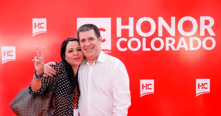 El 5 de julio, Fátima Saucedo Zelada marcó entrada y salida en Yacyretá. Sin embargo, en redes se la vio acompañando el festejo de cumpleaños del expresidente Horacio Cartes en horario laboral.