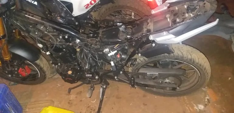La motocicleta fue encontrada en proceso de desarme por los intervinientes.