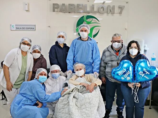 Felina Estigarribia Vda. de Ojeda (centro) rodeada de sus seres queridos, al salir del hospital.