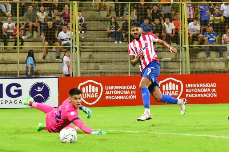 Ronald Acuña ejecuta el disparo que representó la apertura en el marcador anoche en el estadio Villa Alegre. (Foto: APF)