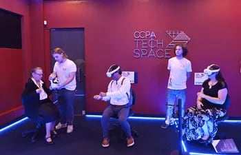 A través de los visores de realidad virtual, los estudiantes del CCPA podrán acceder a recorrer distintas ciudades de Estados Unidos, visitar museos y más.