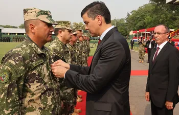 Los elementos de Infantería recibieron medallas de honor al mérito de manos del Comandante en Jefe de las Fuerzas Armadas.