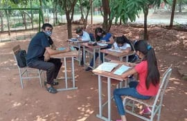 En la escuela Asunción Medina de Amarilla, de Quiindy, en Paraguari, los chicos estudian bajo los árboles a falta de refacción de sus aulas, El MEC, sin embargo, gasta G. 6.000 millones en "comunicación".