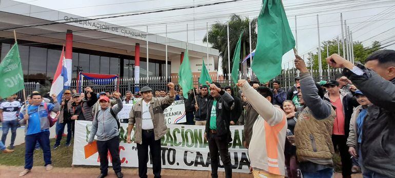 Miembros de la FNC se manifestaron frente a la Gobernación de Caaguazú.