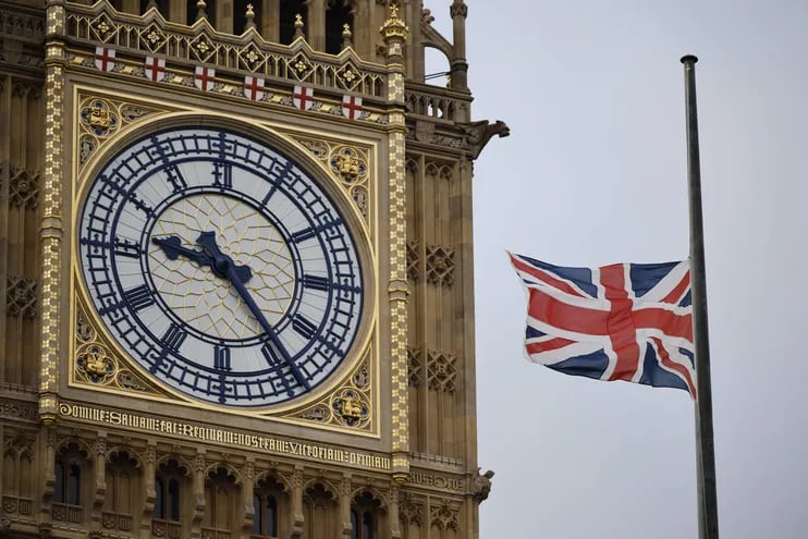 La bandera de la unión ondea a media asta junto al Big Ben de Westminster, en Londres, Gran Bretaña.