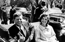 john-f-kennedy-y-su-esposa-jacqueline-el-3-de-mayo-de-1961-foto-cedida-por-biblioteca-presidencial-efe-234122000000-1643303.jpg