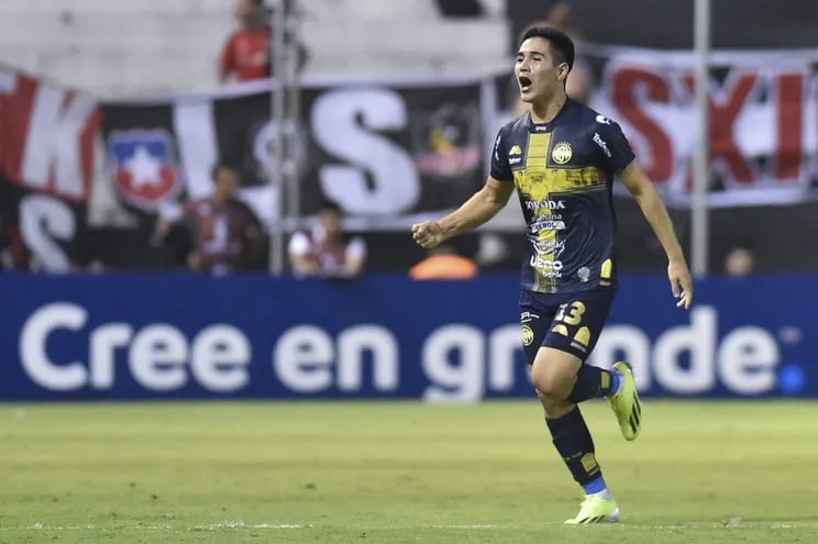 Juan Salcedo (20) celebra tras marcar frente a Colo Colo.