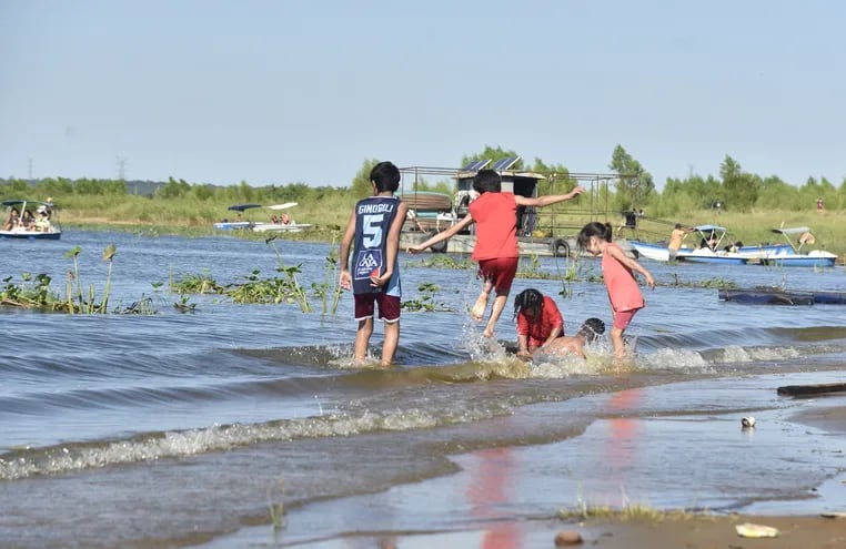Pese a no ser apto para el baño, algunos niños y adultos se dieron chapuzones en el río Paraguay ayer por la tarde.