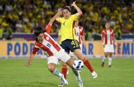 La paraguaya Fany Gauto (i) disputa el balón con la colombiana Diana Ospina, durante el partido de la primera fecha que la Albirroja perdió.