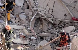 rescatistas-encontraron-bajo-los-escombros-del-edificio-siniestrado-en-la-ciudad-argentina-dos-cuerpos-mas-afp-215508000000-587624.jpg