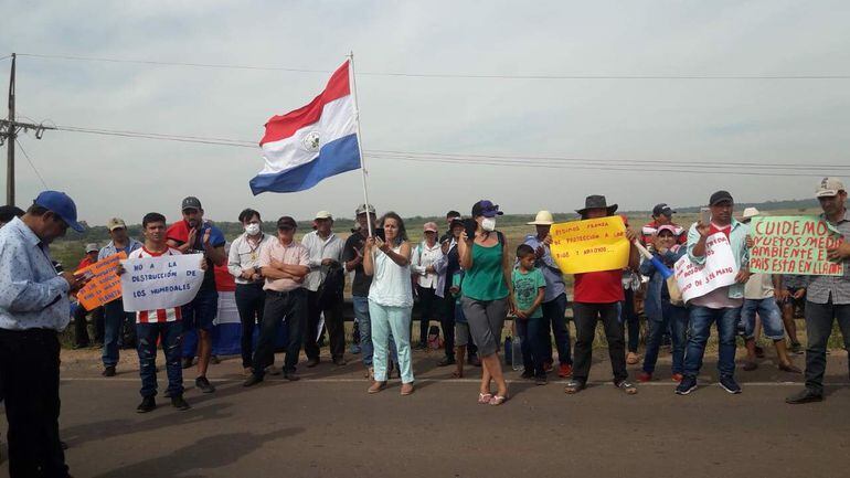 Manifestación de los pobladores de Yuty, 3 de Mayo, Leandro Oviedo y Artigas, pidiendo el cese del bombeo de agua del Tebicuary hacia los arrozales