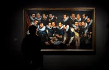 Un asistente observa una obra del pintor neerlandés Jan Tengnagel, que forma parte de la exposición "Rembrandt y el retrato en Ámsterdam, 1590-1670", la muestra estrella del Museo Thyssen que reúne una excepcional selección de retratos realizados por el maestro del barroco y sus coetáneos del Siglo de Oro holandés.