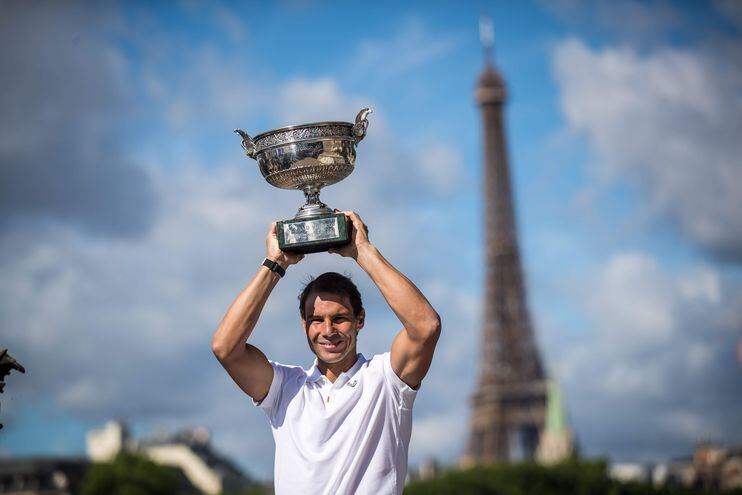 Rafael Nadal, con el Roland Garros 2022, en la sesión de fotos en París.