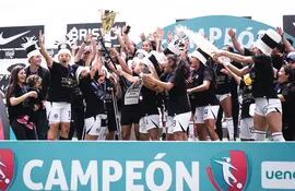Las jugadoras de Olimpia festejan la conquista del torneo Clausura 2023 del Fútbol Femenino paraguayo.
