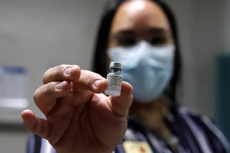 Una enfermera enseña el bote de la vacuna de los laboratorios Pfizer/BioNTech contra la covid-19 en el Hospital Ashford de San Juan, (Puerto Rico).