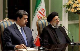 El presidente de Irán, Ebrahim Raisi (d) y el de Venezuela, Nicolás Maduro (i), durante la reciente reunión en Teherán. El gobernante venezolano también se reunió con el ayatolá Alí Jamenei. (AFP)