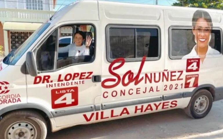 Sol Núñez, hija de “Bachi”, presumiendo el exmóvil de la Gobernación de Presidente Hayes.