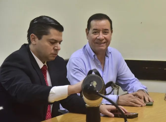 Guillermo Duarte Cacavelos se ceba un mate junto a su defendido Miguel Cuevas, en Tribunales.
