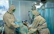 Trabajadores de la salud ataviados con equipos de protección tratan a pacientes infectados con coronavirus en Moscú.