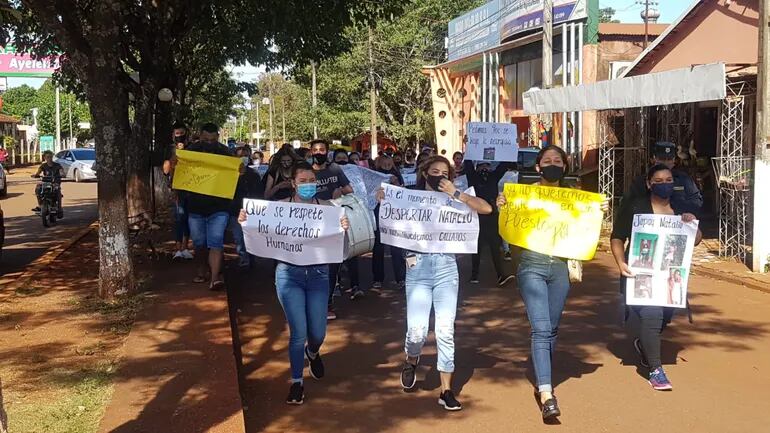 Pobladores de Natalio en el departamento de Itapúa se manifestaron en reclamo a la Fiscalía sobre el esclarecimiento de la desaparición y muerte de una adolescente.