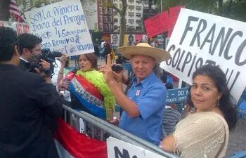 los-cuatro-paraguayos-que-protestan-contra-federico-franco-frente-a-la-sede-de-la-onu-en-estados-unidos--151421000000-460932.jpg