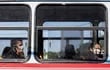 Pasajeros usan tapabocas mientras se movilizan en transporte público este viernes en Asunción (Imagen referencial),
