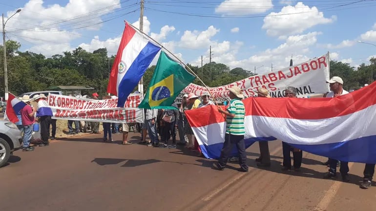 La manifestación de los ex obreros de Itaipú en 2021, en el acceso a la represa hidroeléctrica.