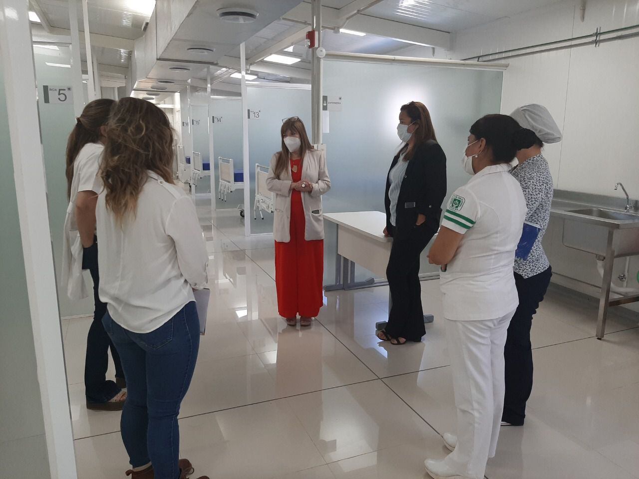 La doctora González conversa con personal médico del hospital.