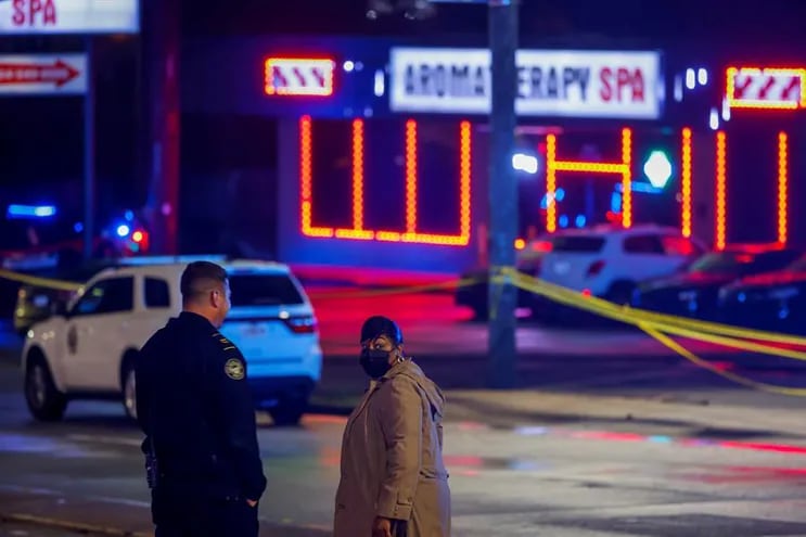 Agentes del Departamento de Policía de Atlanta investigan la escena del tiroteo en un spa en Piedmont Road en Atlanta, Georgia, EE. UU.
