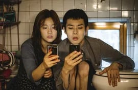 La actriz So-dam Park en el papel de Kim Ki-jung y el actor Woo-sik Choi en el papel de Kim Ki-woo, durante una escena de "Parasite".