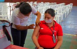 Una paciente embarazada recibiendo la dosis contra el COVID-19 en el vacunatorio del estadio Ykuá Pytä de Villarrica.