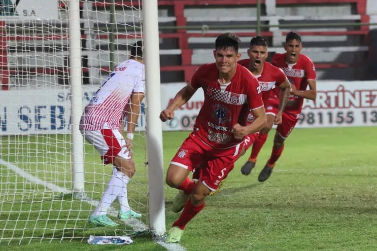 El festejo de Orlando Barreto tras anotar el primer gol de General Caballero de Juan León Mallorquín
