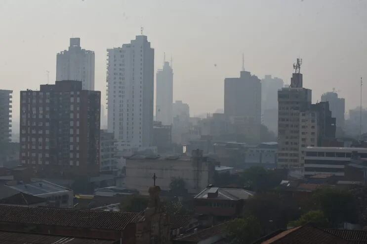 El humo cubrió la ciudad de Asunción y afectó considerablemente la calidad del aire.