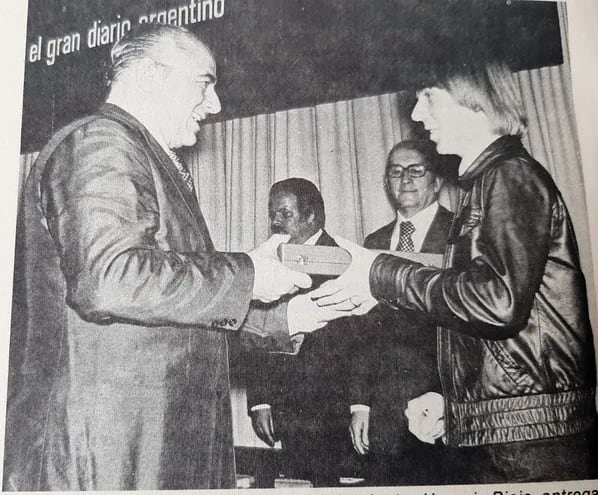 Anderson recibe su trofeo del vicepresidente de directorio de Clarin, Dr. Horacio Rioja. Torneo Clarín 1978 (Foto del libro del torneo).