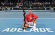 El tenista serbio Novak Djokovic (35 años) se consagró campeón del torneo de Adelaida y lo estrenará en Melbourne, Australia, en el primer Grand Slam del año. Nole alcanzó su título 92 en singles y espera seguir sumando. AFP