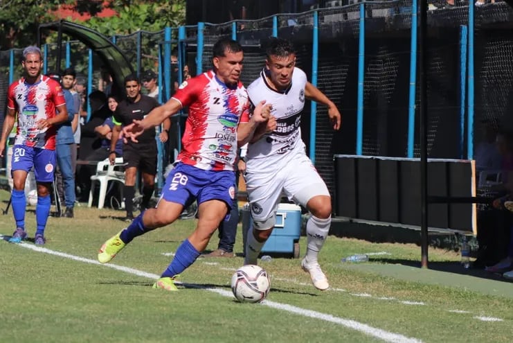 El extremo Walter Pacheco intenta dejar atrás la marca del lateral Derlis González (Foto: APF)