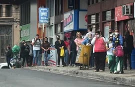 Pasajeros aguardan subir a los buses en el centro de Asunción.
