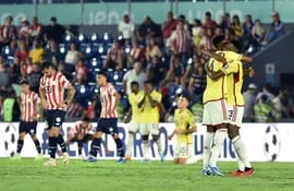 Los jugadores de Colombia celebran la victoria sobre Paraguay por las Eliminatorias Sudamericanas al Mundial 2026 en el estadio Defensores del Chaco, en Asunción.