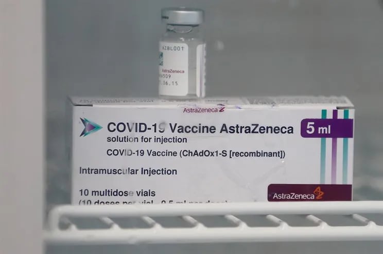 Foto de un vial de la vacuna AstraZeneca COVID-19.