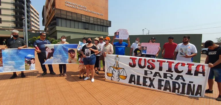 Los familiares de Alex Rafael Fariña Benítez, durante la manifestación de este lunes.