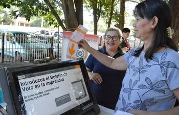 Ayer, en la ciudad de Limpio, el Ciudad Mujer Móvil ofreció la oportunidad de practicar con la máquina de voto electrónico, además de ofrecer otros servicios.