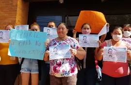 Familiares de Kiara se manifiestan frente al Ministerio Público de Villarrica.