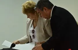 Marta González, la cuestionada exviceministra de Tributación, y su esposo, Jacinto Santa María.