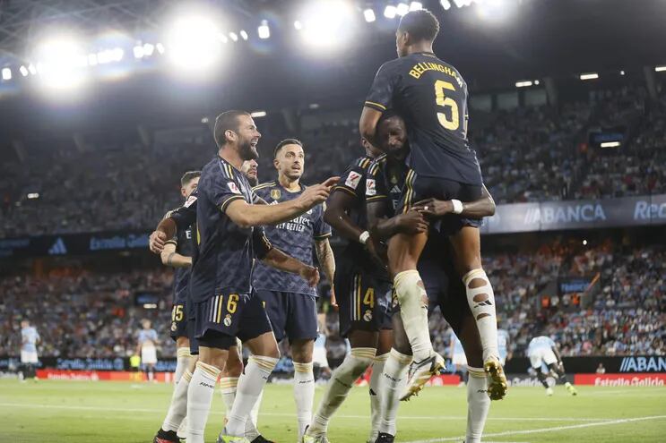 El centrocampista británico del Real Madrid Jude Bellingham (d) celebra con sus compañeros su gol durante el partido correspondiente a la Jornada 3 de LaLiga que enfrenta este viernes al Celta de Vigo y Real Madrid en el estadio de Balaídos, en Vigo.