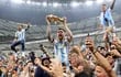 Lionel Messi (c) alza el trofeo del campeones del Mundial de Qatar 2022 después de que Argentina se impusiera a Francia en la final celebrada en el Lusail stadium, el 18 de diciembre.