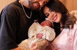 Neymar y Bruna Biancardi, felices con la recién nacida Mavie en brazos.