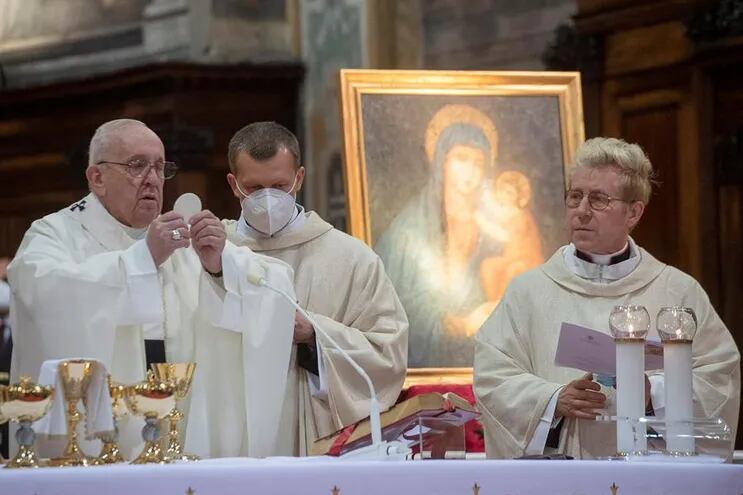 Una imagen proporcionada por los medios de comunicación del Vaticano muestra al Papa Francisco celebrando una misa con prisioneros, enfermeras y refugiados, en la iglesia Santo Spirito in Sassia, Roma, Italia, el 11 de abril de 2021.