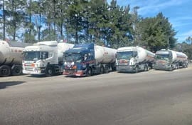Unos 20 camiones seguían esperando ayer que una refinadora les provea de GLP en la ciudad de Campana (Buenos Aires).